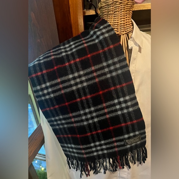 Burberry’s (Burberry dropped the ‘s in the 90’s ) Navy Nova Check 💯 Cashmere - Picture 7 of 8